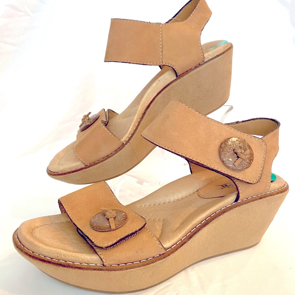 Earth brand women’s Fauna wedge sandal